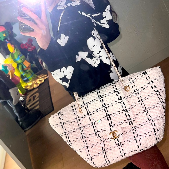 CHANEL NWOT Runway Tweed Tote Bag! This is a unique Sample bag from Chanel’s FW! - Picture 10 of 11